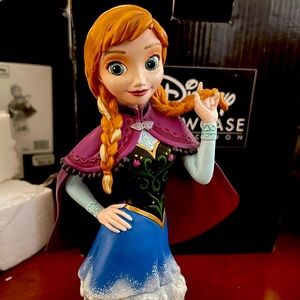 NIB Disney Showcase Collecton Enesco Anna figurine
